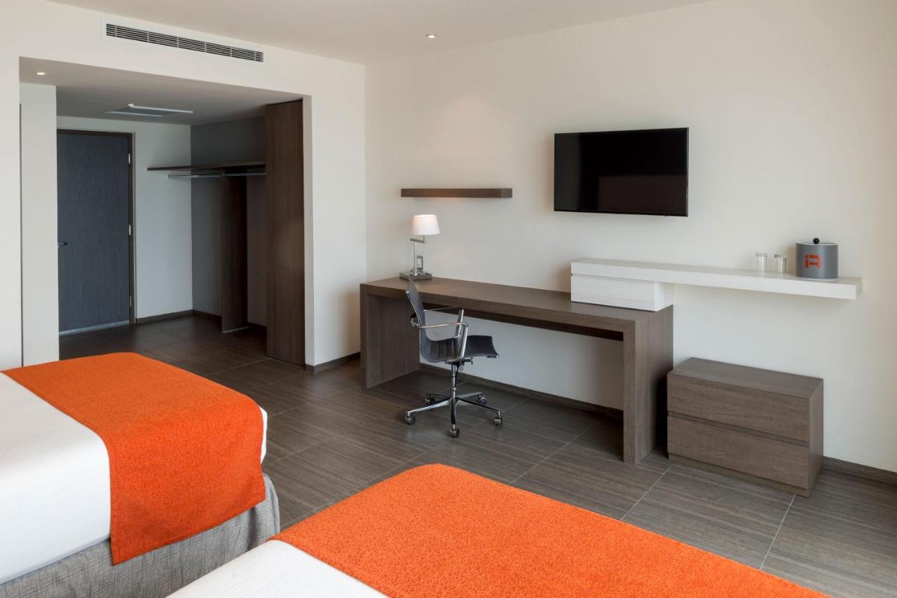 Deluxe Two Beds Boulevard View